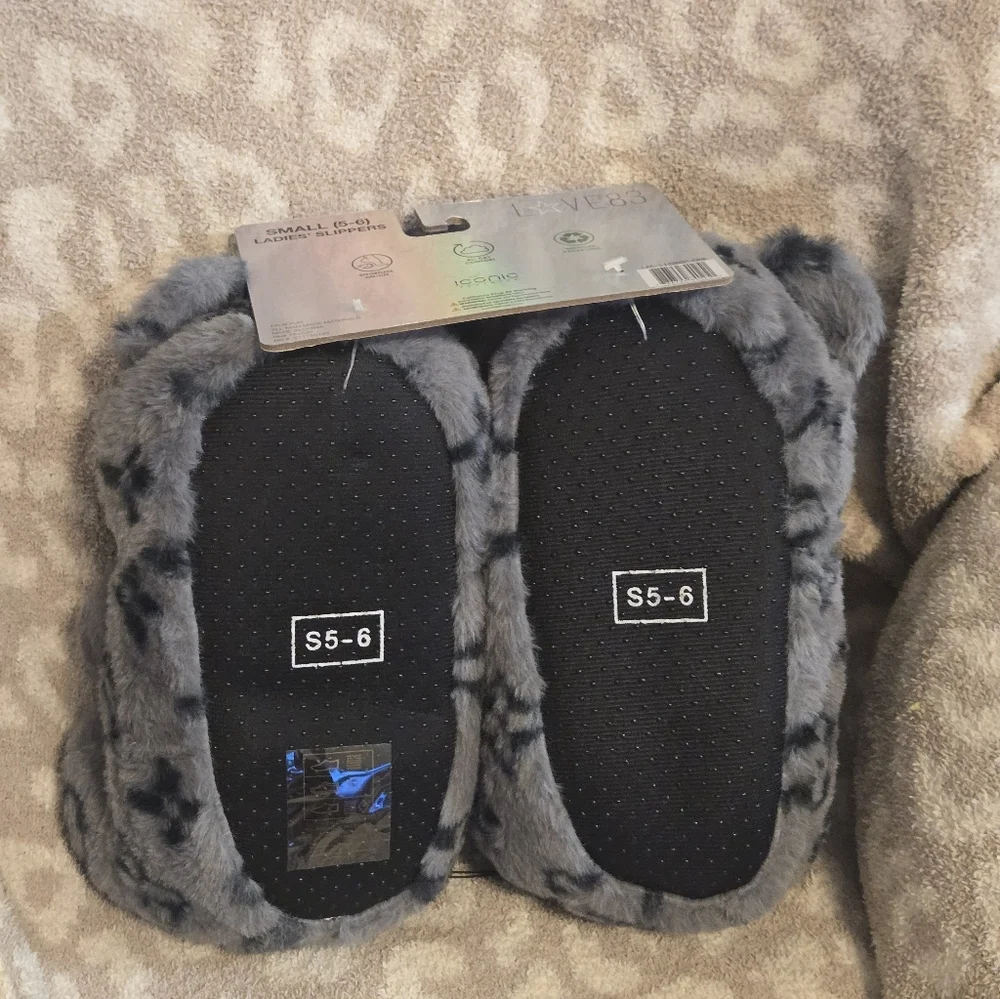Bear Slippers - Picture 2 of 3